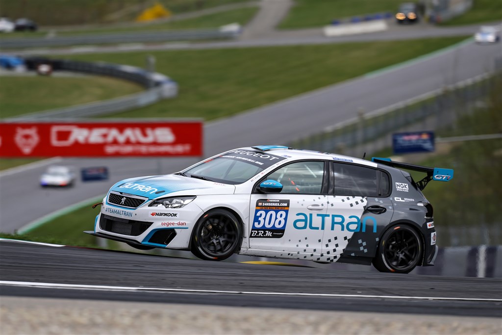Kim Holmgaard skal i weekenden køre i denne Peugeot 308 på Imola banen
(Foto: Team Eltran Peugeot)